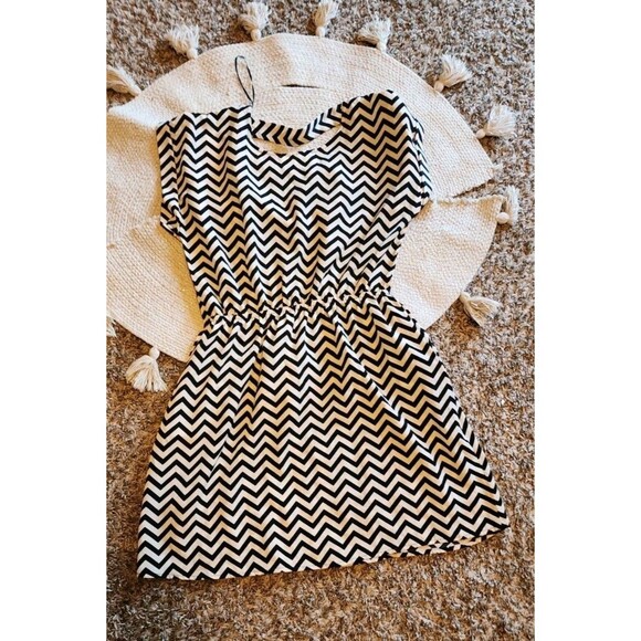 Pink Rose black and white Chevron  Mini 90's  dress size Medium - Picture 1 of 4